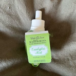 Bath & Body Works - White Barn Eucalyptus Mint Wallflower